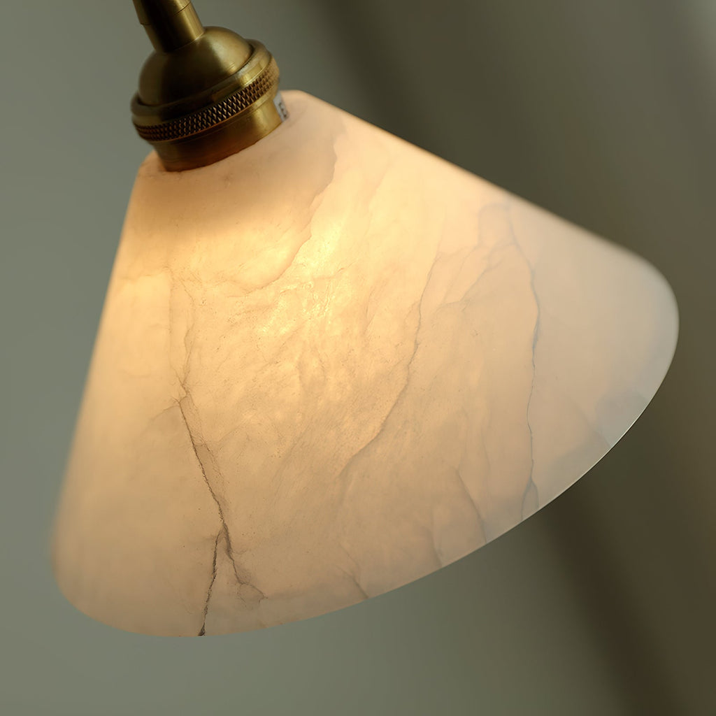 Lampada a sospensione con paralume conico in ottone e alabastro
