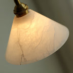 Lampada a sospensione con paralume conico in ottone e alabastro