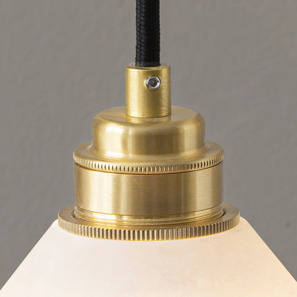 Lampada a sospensione con paralume conico in ottone e alabastro