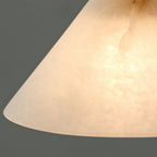 Lampada a sospensione con paralume conico in ottone e alabastro