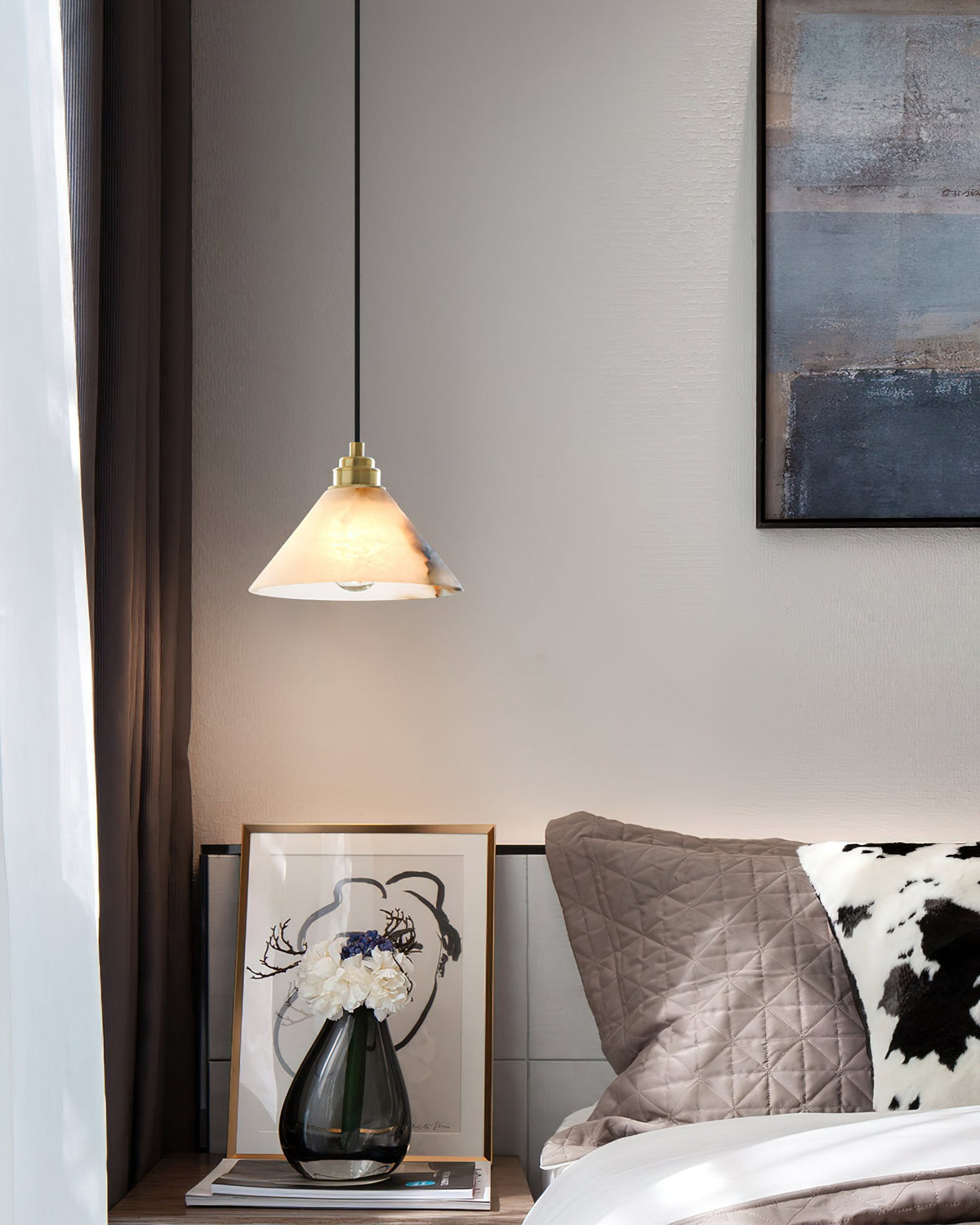 Lampada a sospensione con paralume conico in ottone e alabastro