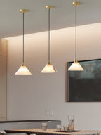 Lampada a sospensione con paralume conico in ottone e alabastro