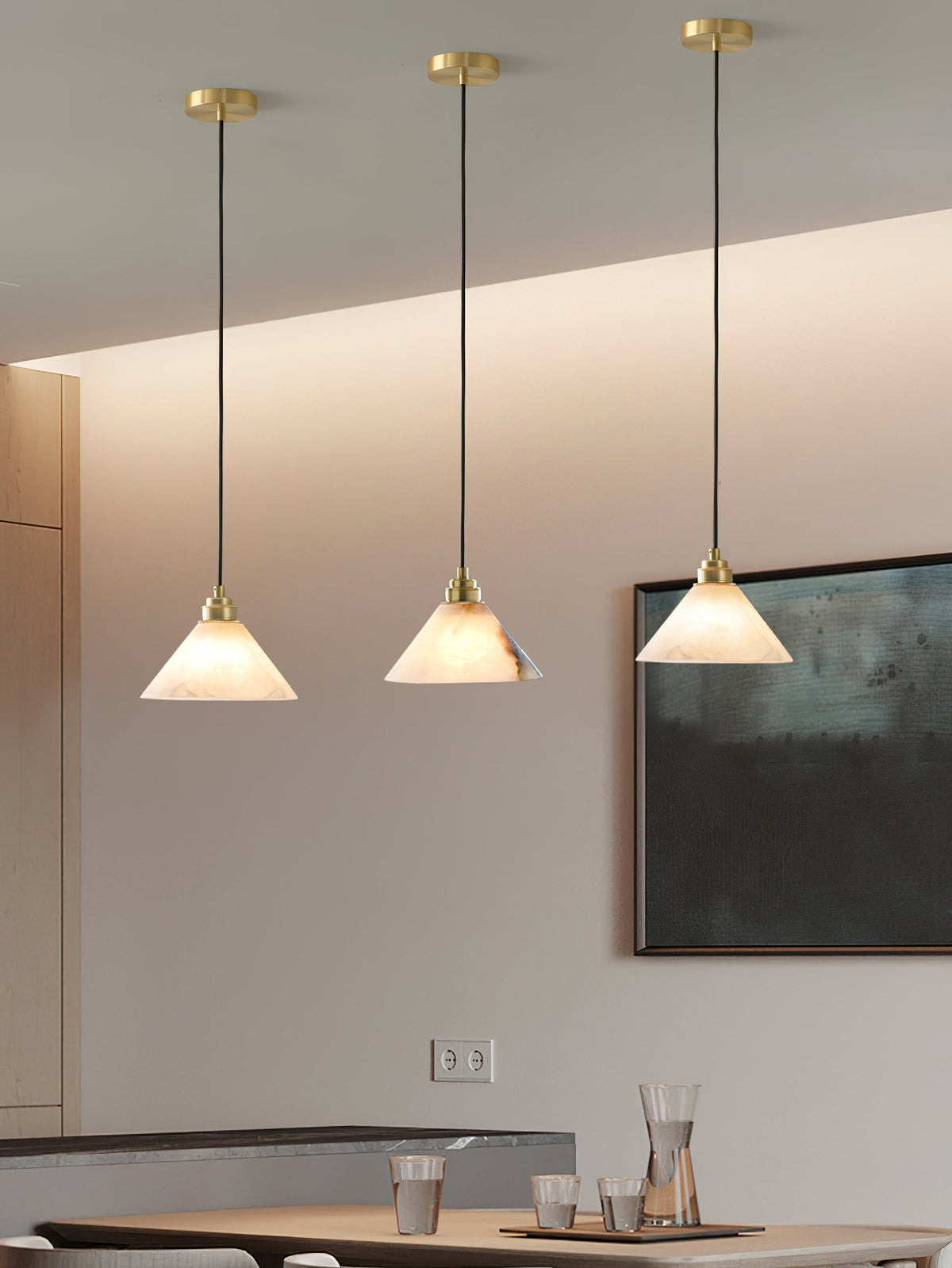 Lampada a sospensione con paralume conico in ottone e alabastro