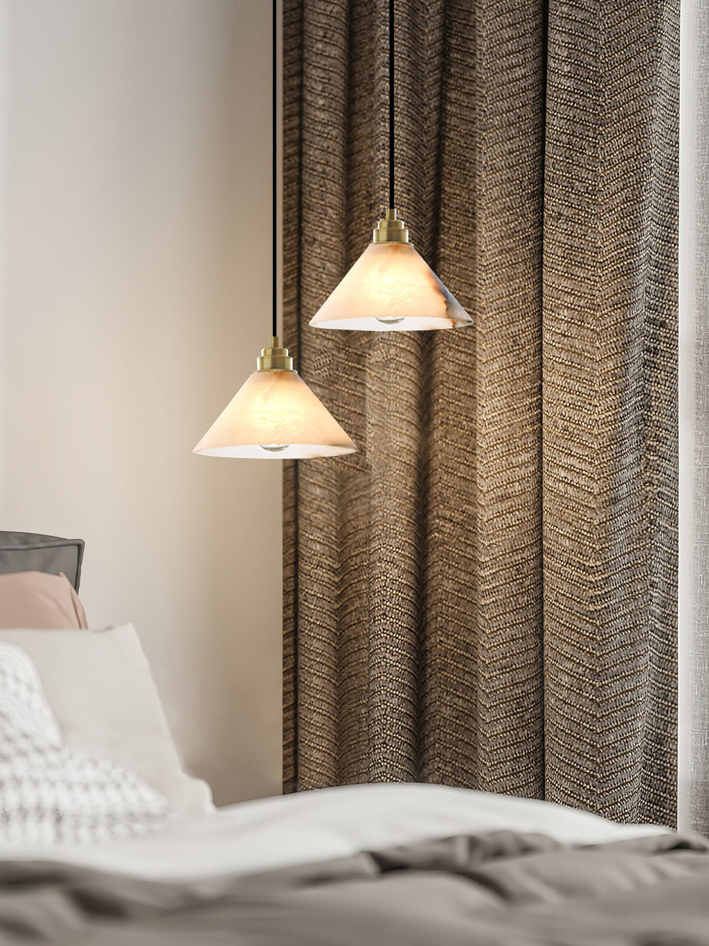 Lampada a sospensione con paralume conico in ottone e alabastro