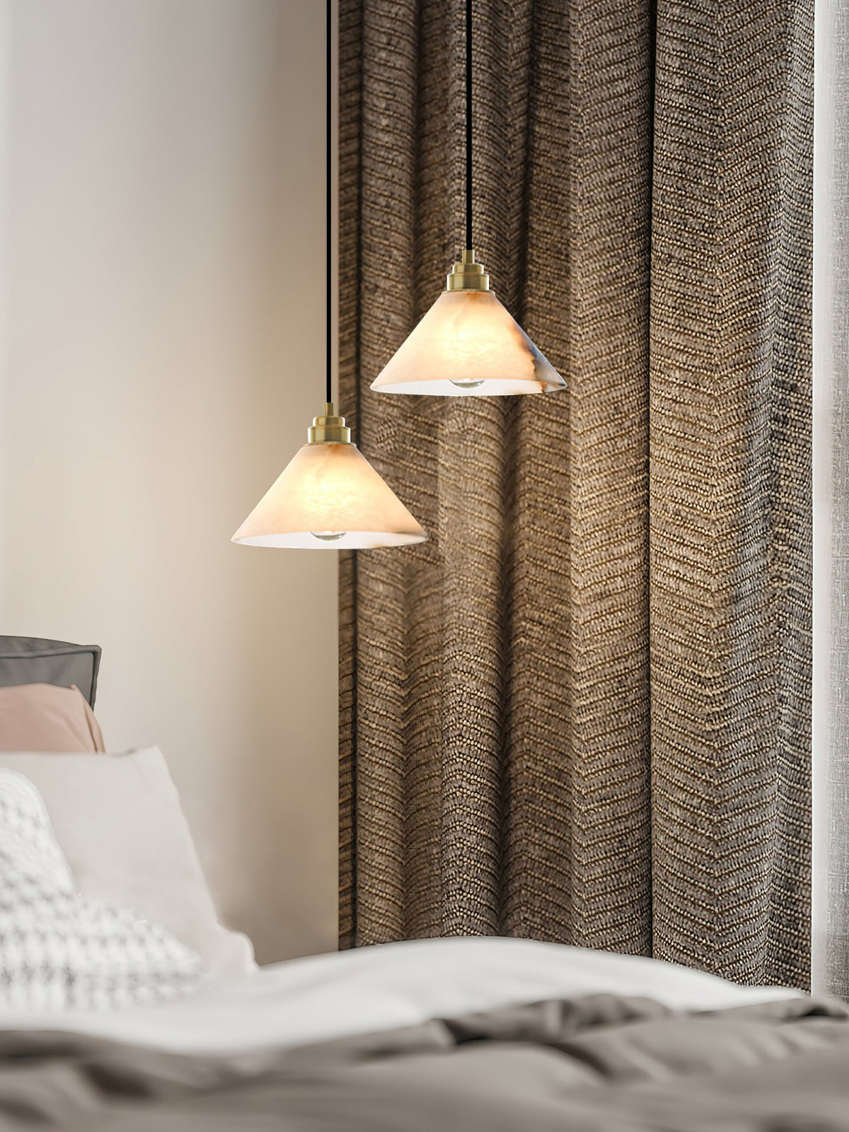 Lampada a sospensione con paralume conico in ottone e alabastro