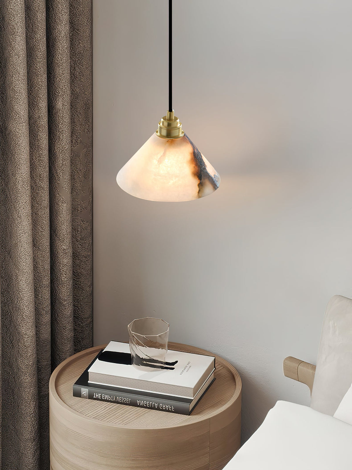 Lampada a sospensione con paralume conico in ottone e alabastro