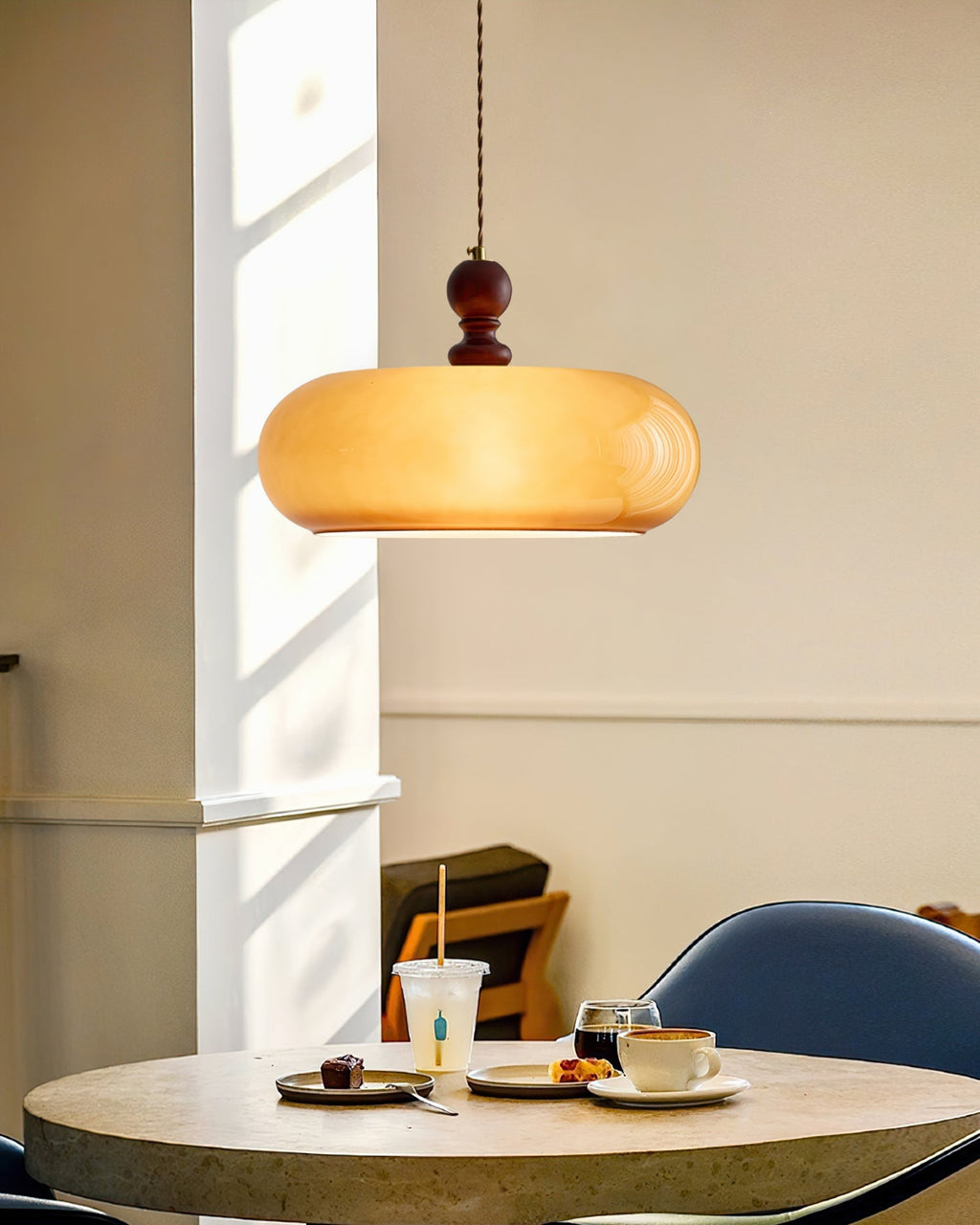 Lampada a sospensione con paralume in vetro ambra Eldom