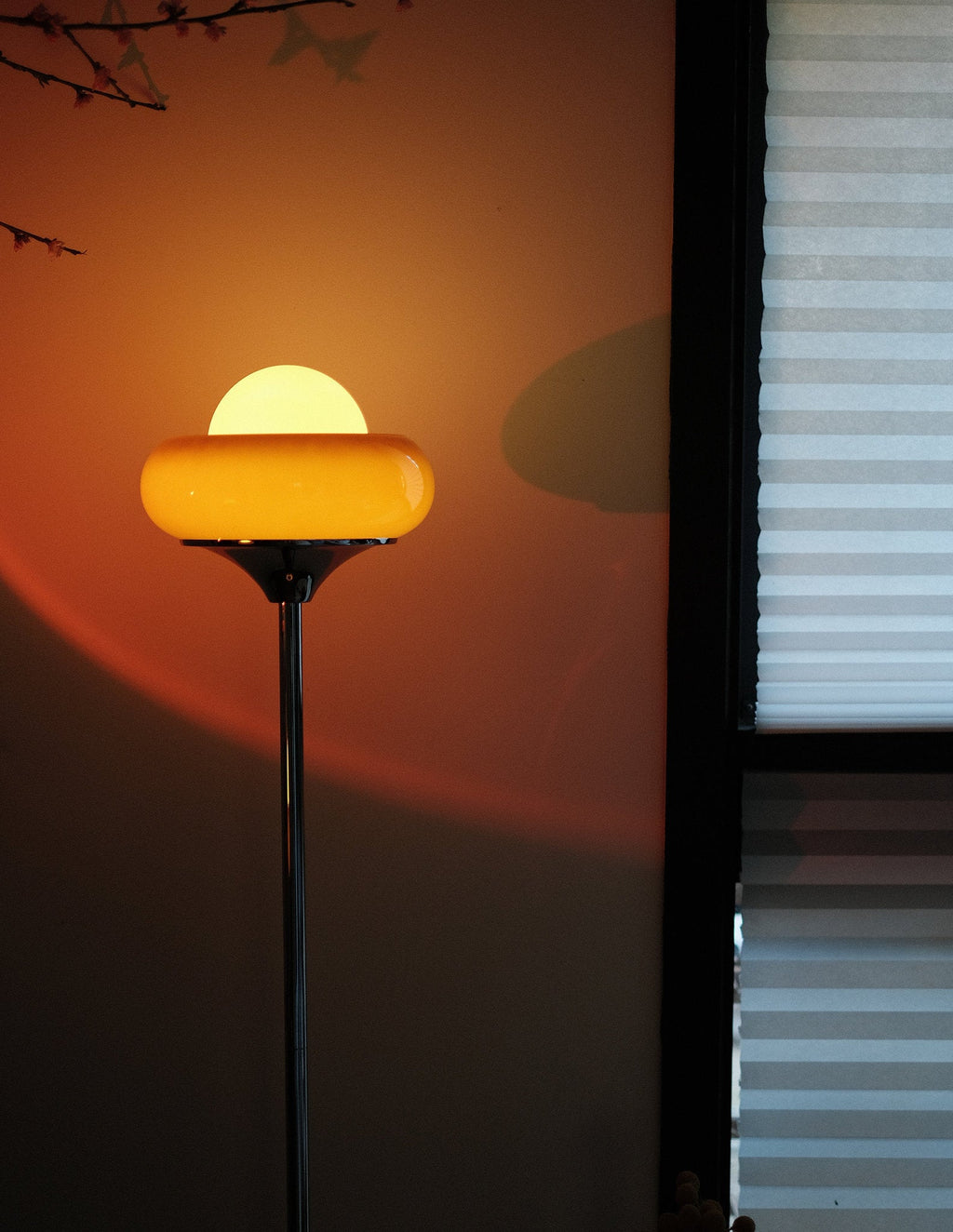 Lampada da Terra Elke Egg Tart – Lampada di Design Giocosa con Forma Unica