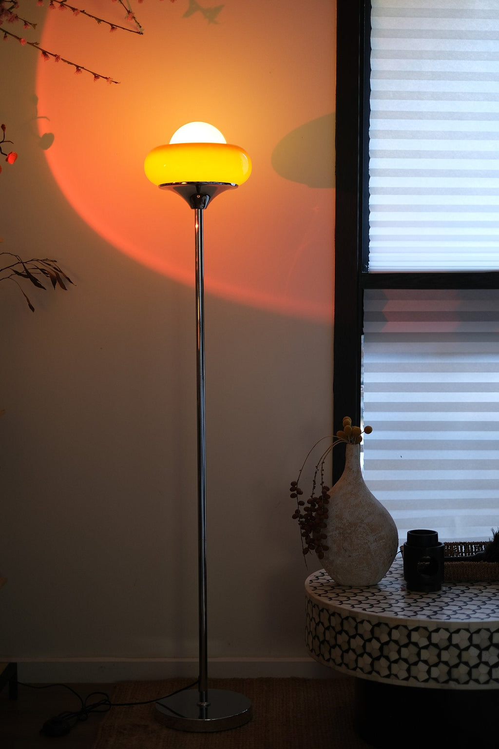 Lampada da Terra Elke Egg Tart – Lampada di Design Giocosa con Forma Unica