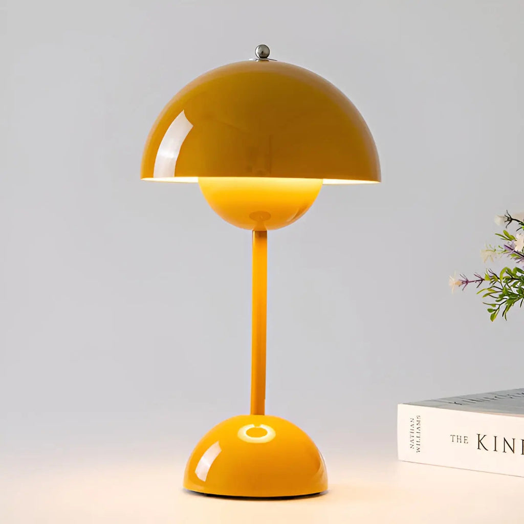 Lampada da tavolo a forma di fungo con paralume a cupola