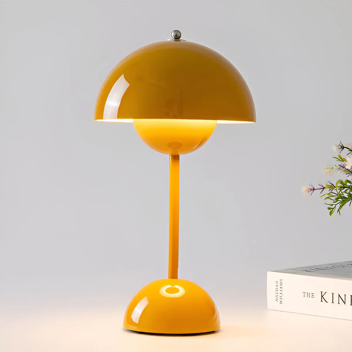Lampada da tavolo a forma di fungo con paralume a cupola