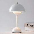 Lampada da tavolo a forma di fungo con paralume a cupola