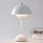 Lampada da tavolo a forma di fungo con paralume a cupola