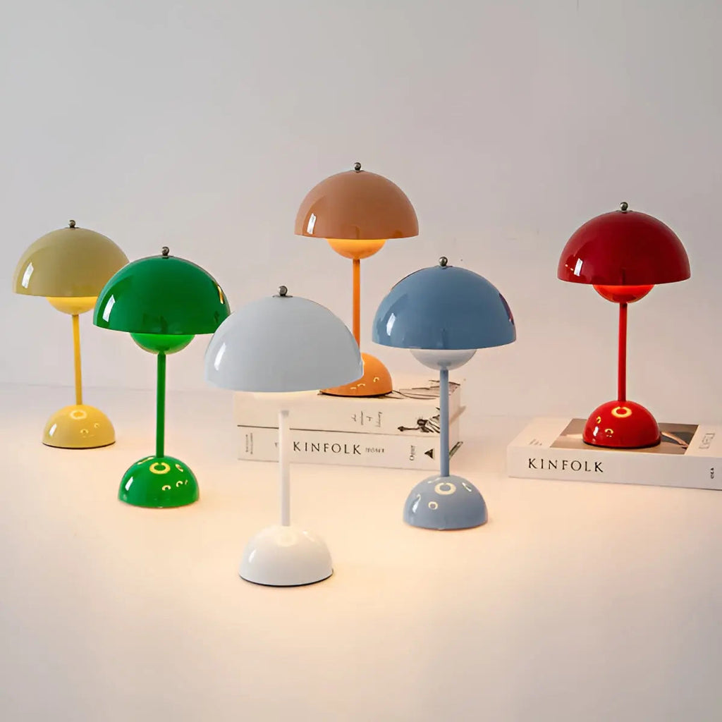 Lampada da tavolo a forma di fungo con paralume a cupola