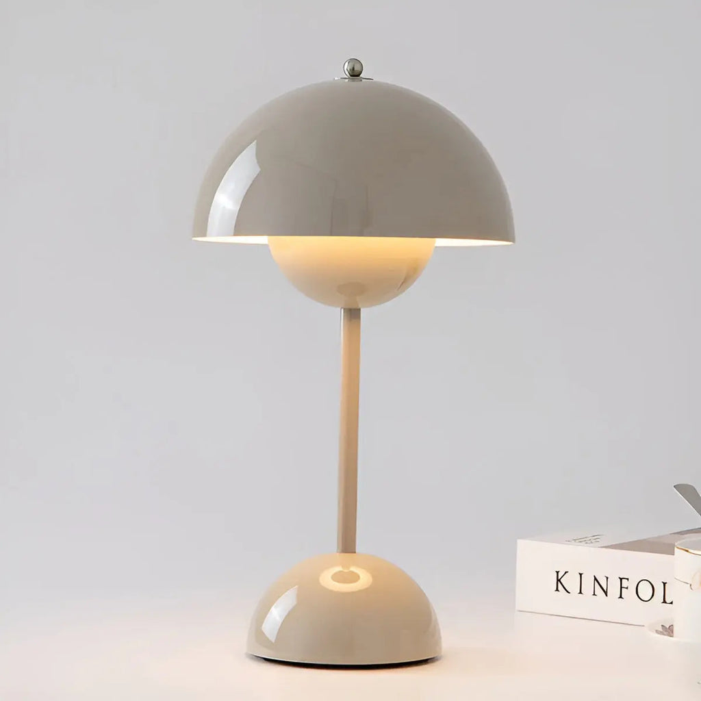 Lampada da tavolo a forma di fungo con paralume a cupola