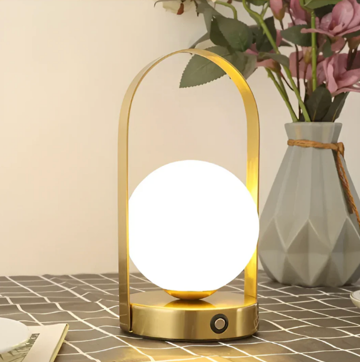 Lampada da tavolo in metallo ad arco Elara Haus con Globo in vetro satinato
