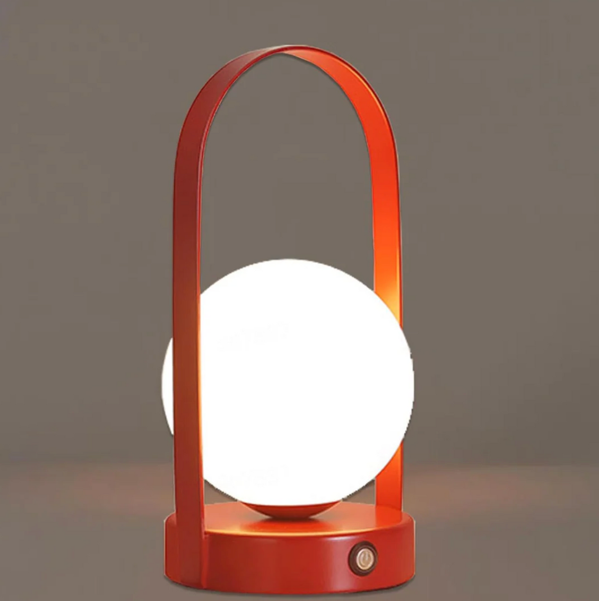 Lampada da tavolo in metallo ad arco Elara Haus con Globo in vetro satinato