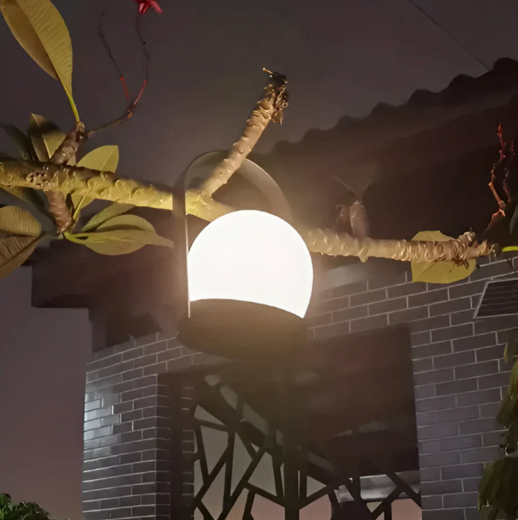 Lampada da tavolo in metallo ad arco Elara Haus con Globo in vetro satinato
