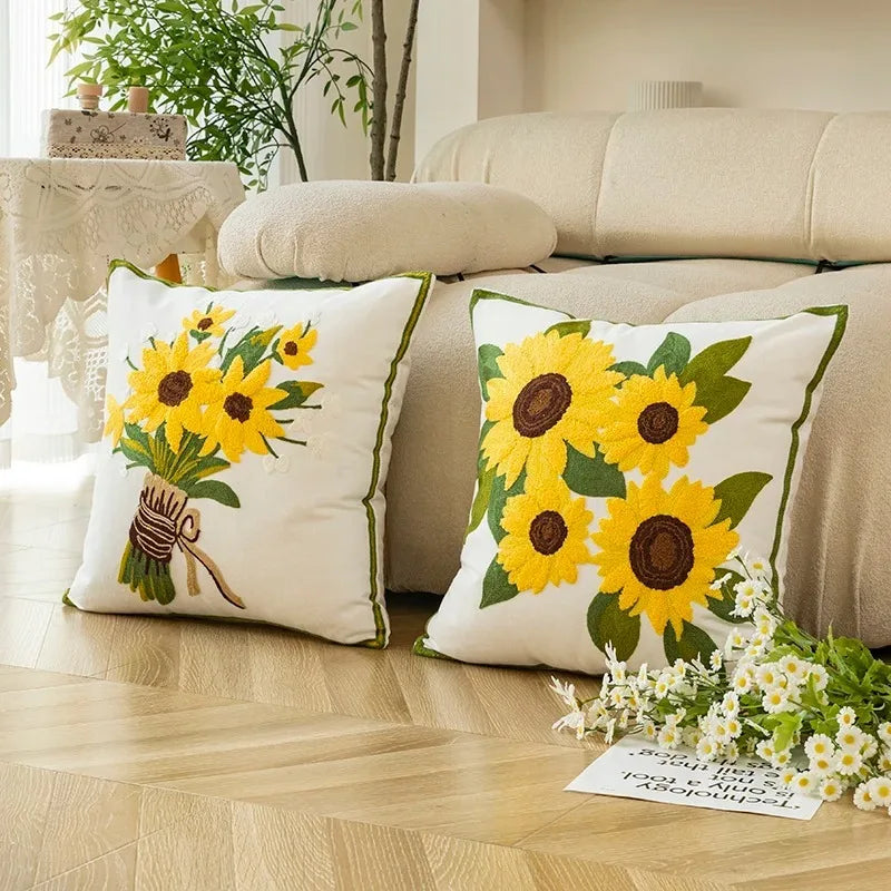 Cuscino in Cotone Ricamato a Motivo Girasole Elara Haus Artisan