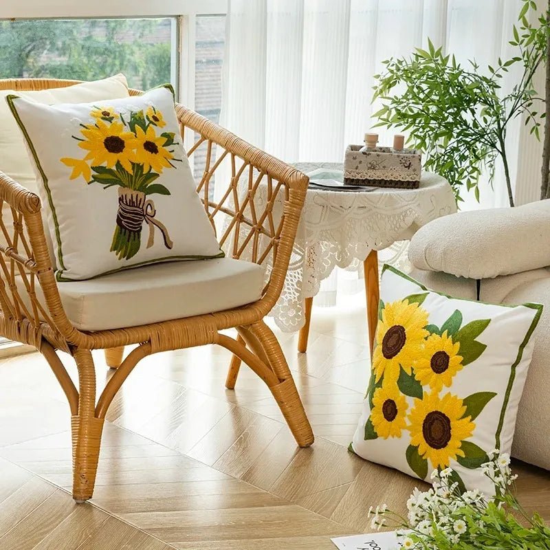 Cuscino in Cotone Ricamato a Motivo Girasole Elara Haus Artisan