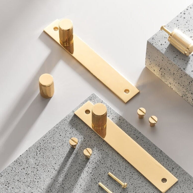 Set di Piastra per Manopola Fluted in Ottone Contemporaneo Elara Haus