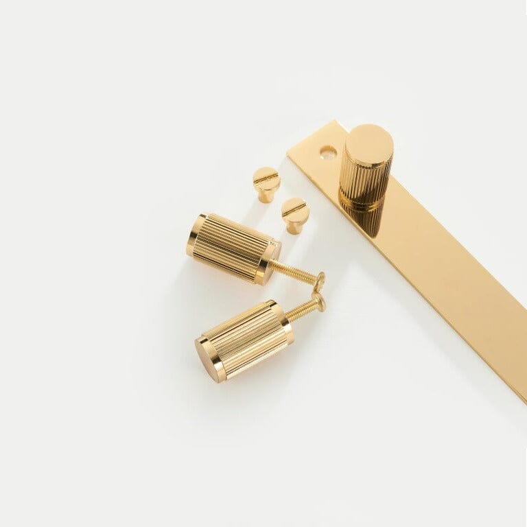 Set di Piastra per Manopola Fluted in Ottone Contemporaneo Elara Haus