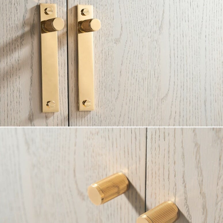 Set di Piastra per Manopola Fluted in Ottone Contemporaneo Elara Haus