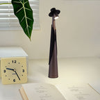 Lampada da Tavolo Elara Haus a Forma di Figura con Luce a Cappello