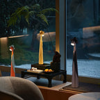 Lampada da Tavolo Elara Haus a Forma di Figura con Luce a Cappello