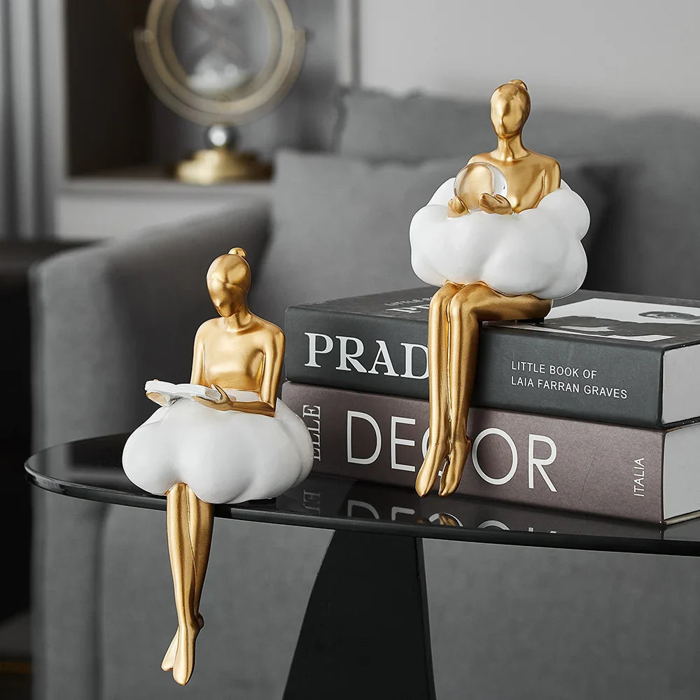 Scultura Donna che Legge in Oro Elara Haus su Nuvola - Decorazione da Mensola