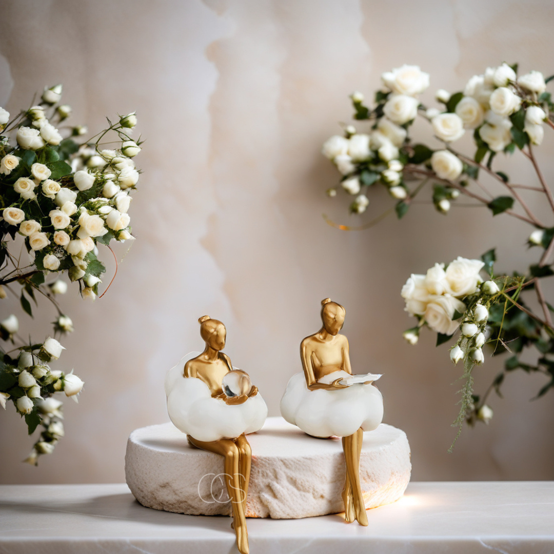Scultura Donna che Legge in Oro Elara Haus su Nuvola - Decorazione da Mensola