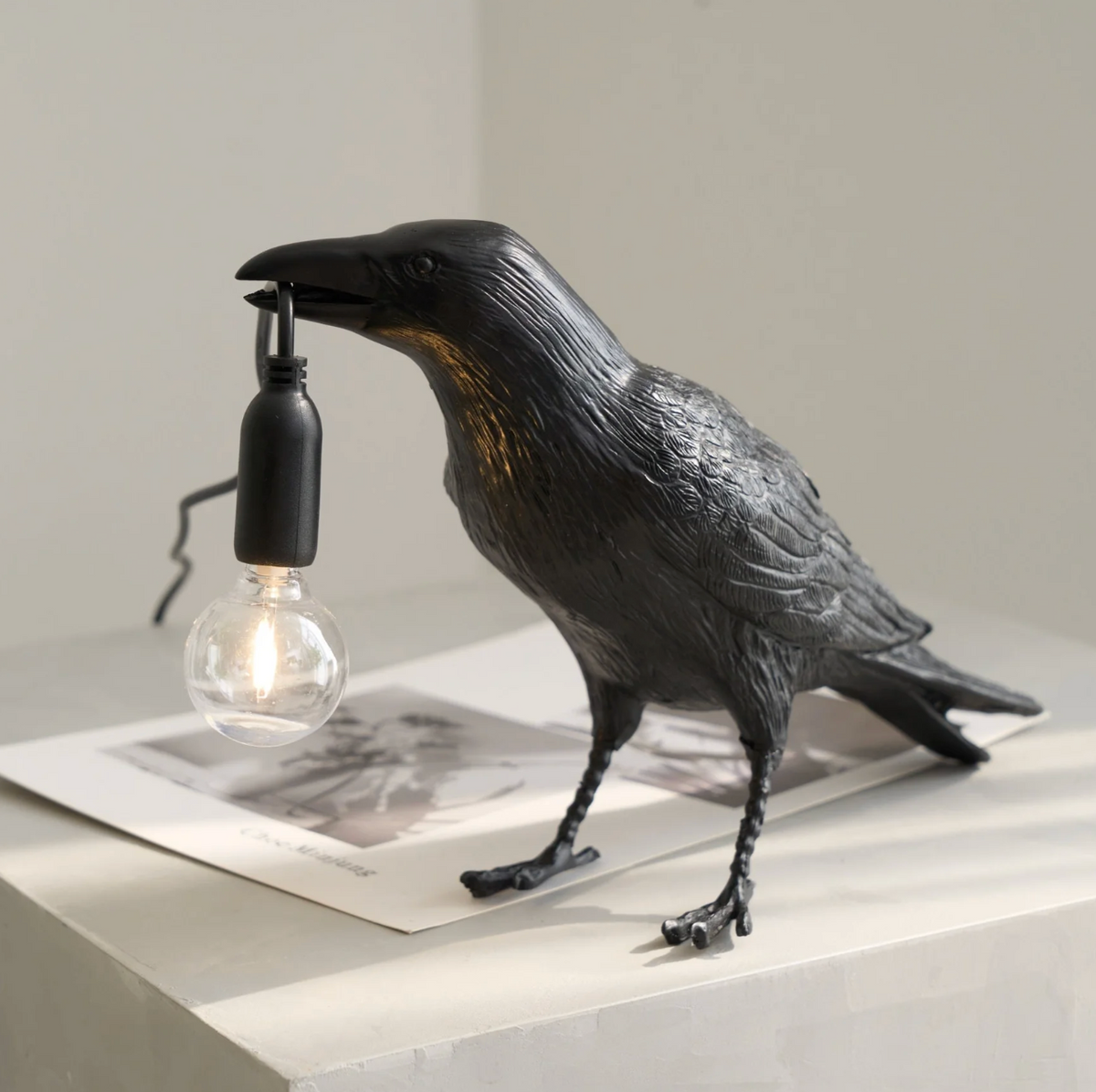Elara Haus Lampada da Tavolo con Scultura di Corvo di Alta Qualità - Design Artistico Novità