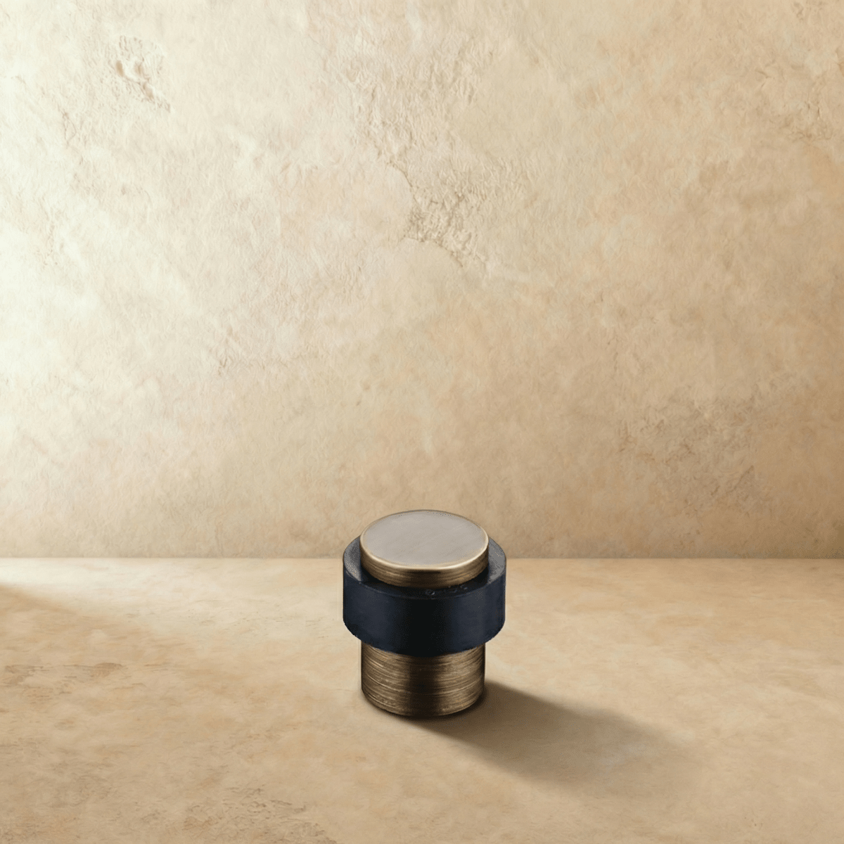 Elara Haus Fermaporta di Lusso in Ottone Architettonico e Nero Opaco