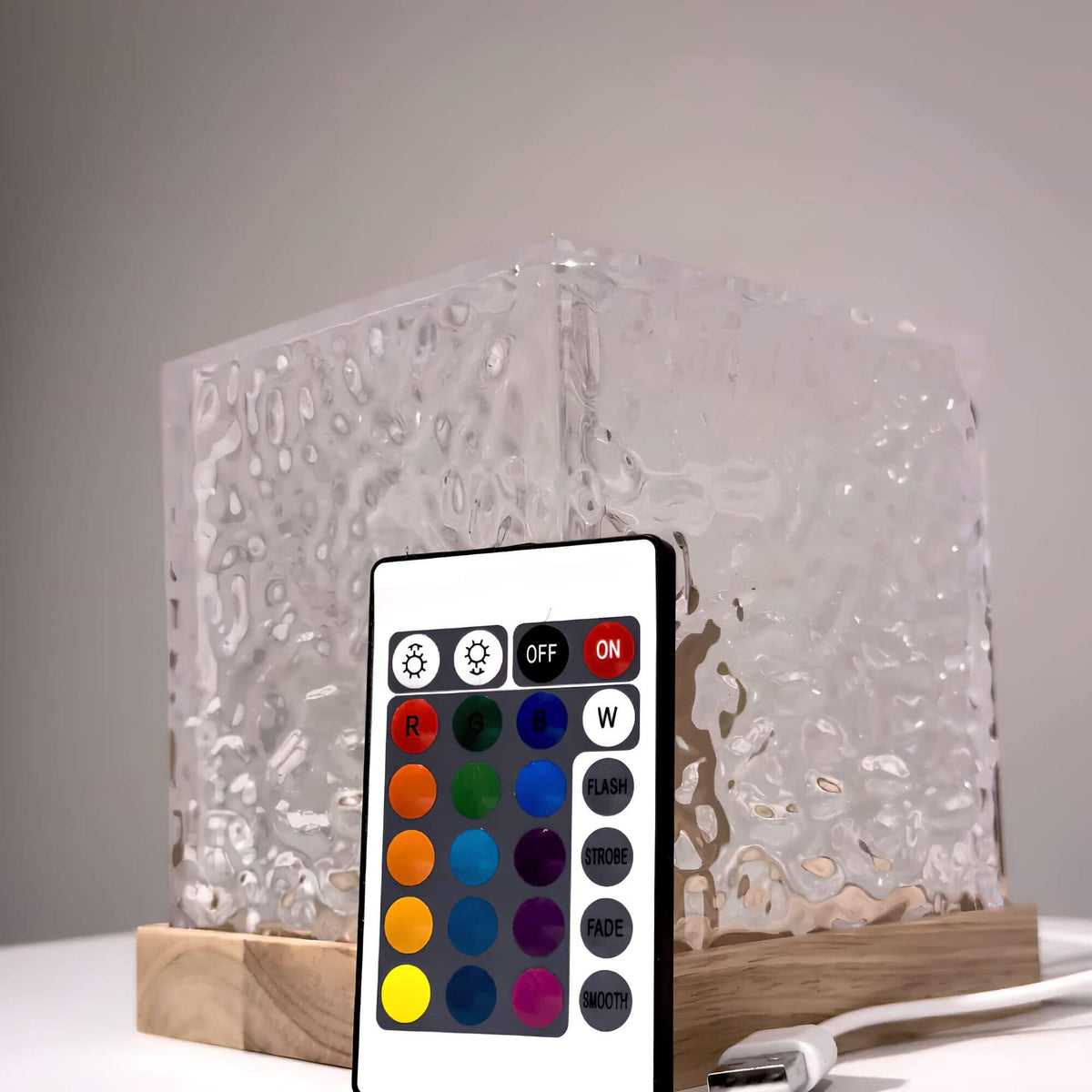 Elara Haus Modern Arid Ripple – Cubo Minimalista in Vetro-Relief Luce del Nord