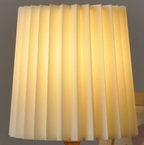 Lampada da comodino moderna con base in legno plissettata Elara Haus