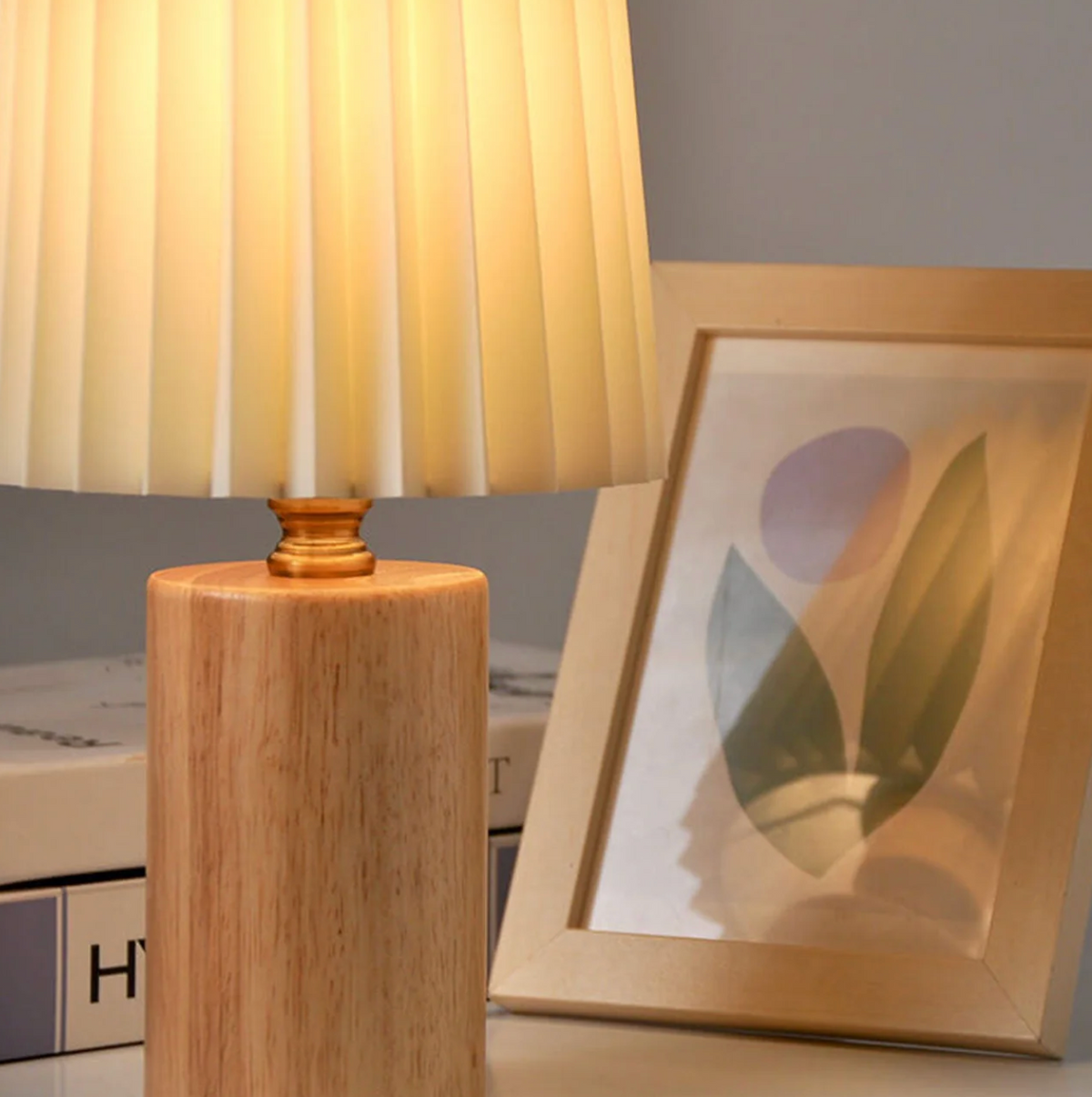 Lampada da comodino moderna con base in legno plissettata Elara Haus