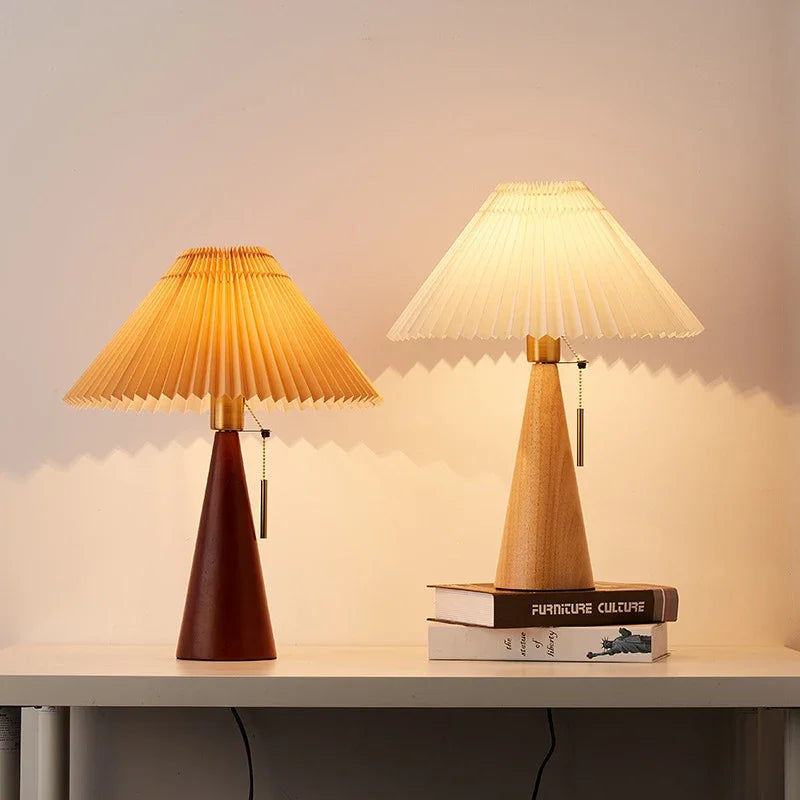 Lampada da Tavolo Elara Haus con Paralume Pieghettato e Base in Legno