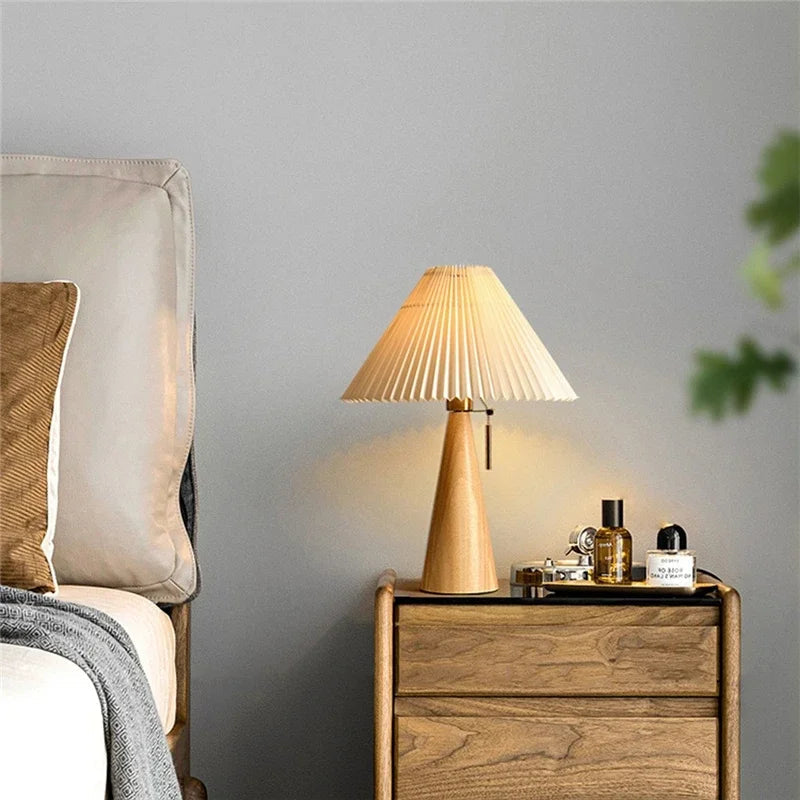 Lampada da Tavolo Elara Haus con Paralume Pieghettato e Base in Legno
