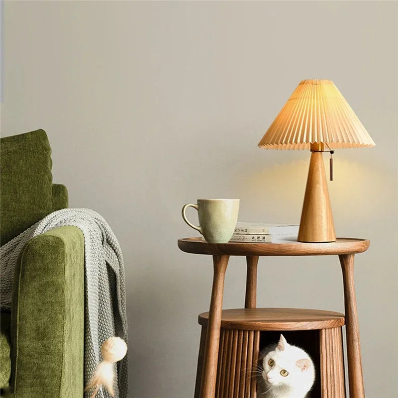 Lampada da Tavolo Elara Haus con Paralume Pieghettato e Base in Legno