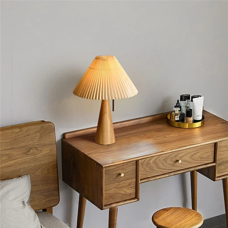 Lampada da Tavolo Elara Haus con Paralume Pieghettato e Base in Legno