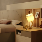 Lampada da tavolo Elara Haus con manichino in legno posabile e paralume in tessuto