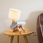Lampada da tavolo Elara Haus con manichino in legno posabile e paralume in tessuto