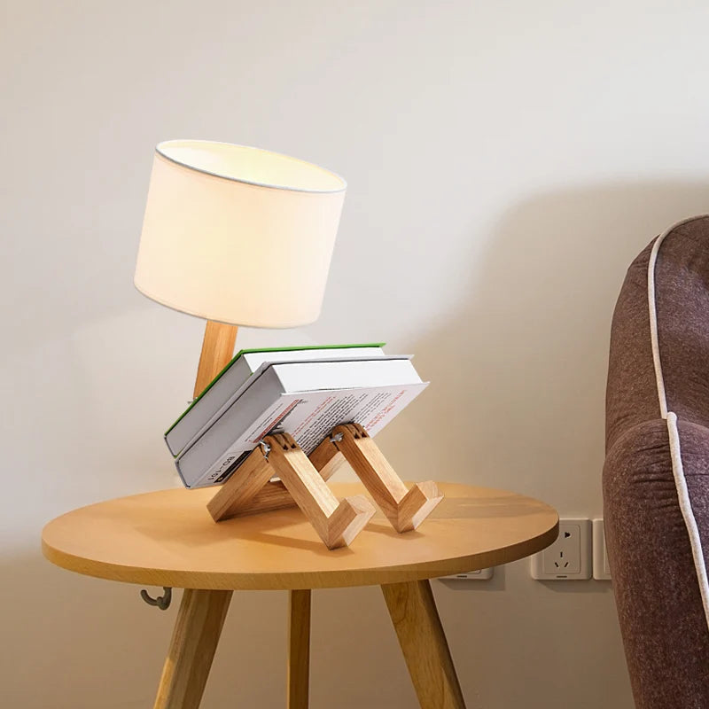 Lampada da tavolo Elara Haus con manichino in legno posabile e paralume in tessuto