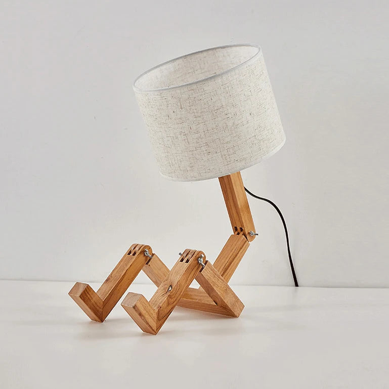 Lampada da tavolo Elara Haus con manichino in legno posabile e paralume in tessuto
