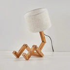 Lampada da tavolo Elara Haus con manichino in legno posabile e paralume in tessuto