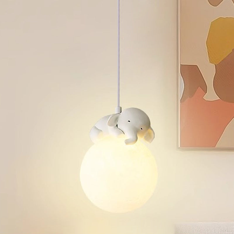 Elara Haus Lampada a Sospensione con Globo di Resina Animale a Forma di Luna
