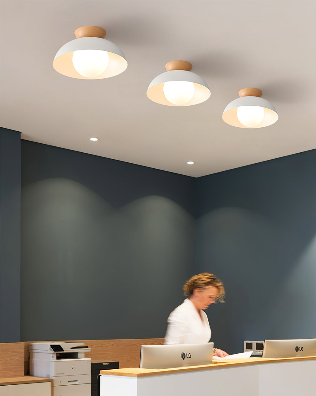 Lampada da soffitto in stile Scandi Elara Haus - Luce rotonda in metallo e vetro