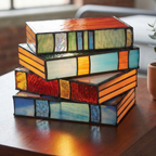 Lampada da Tavolo Elara Haus in Vetro Colorato con Libri Impilati
