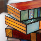 Lampada da Tavolo Elara Haus in Vetro Colorato con Libri Impilati