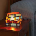 Lampada da Tavolo Elara Haus in Vetro Colorato con Libri Impilati